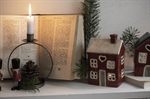 Hus til fyrfadslys Stillenat hjerte med 4 vinduer fra Ib Laursen på hylde med bog - Tinashjem